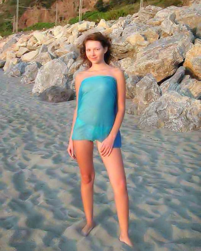 Любительские фото стройной куколки, которая нашла себе партнера на пляже 2 фотка