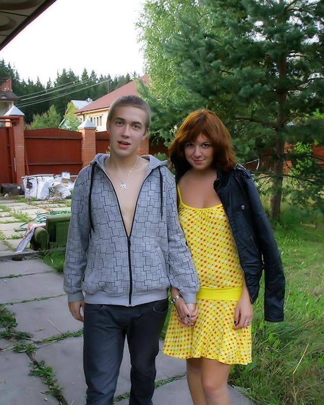 Молодые развлекаются на даче 1 фотка