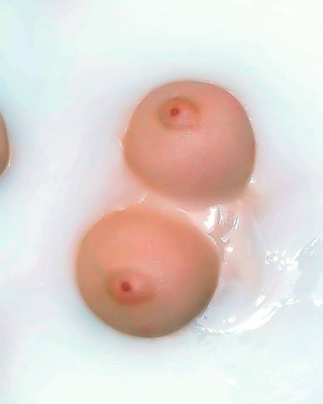 Пышногрудая девица принимает ванну 8 фотка